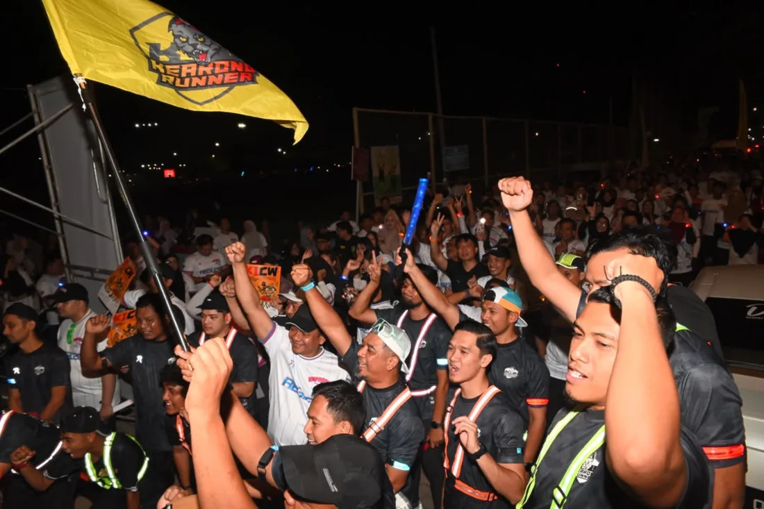 Peserta Merayap Rabu Malam berkumpul dengan bendera Kearong Runner di waktu malam