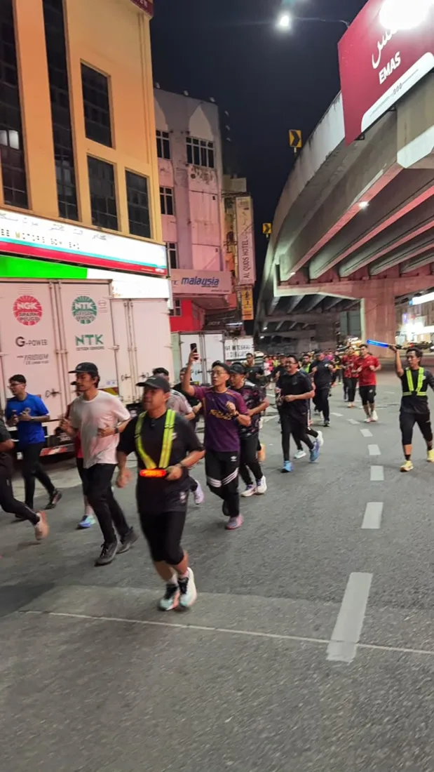 Peserta KB Kearong Runner beramai-ramai pada larian malam komuniti