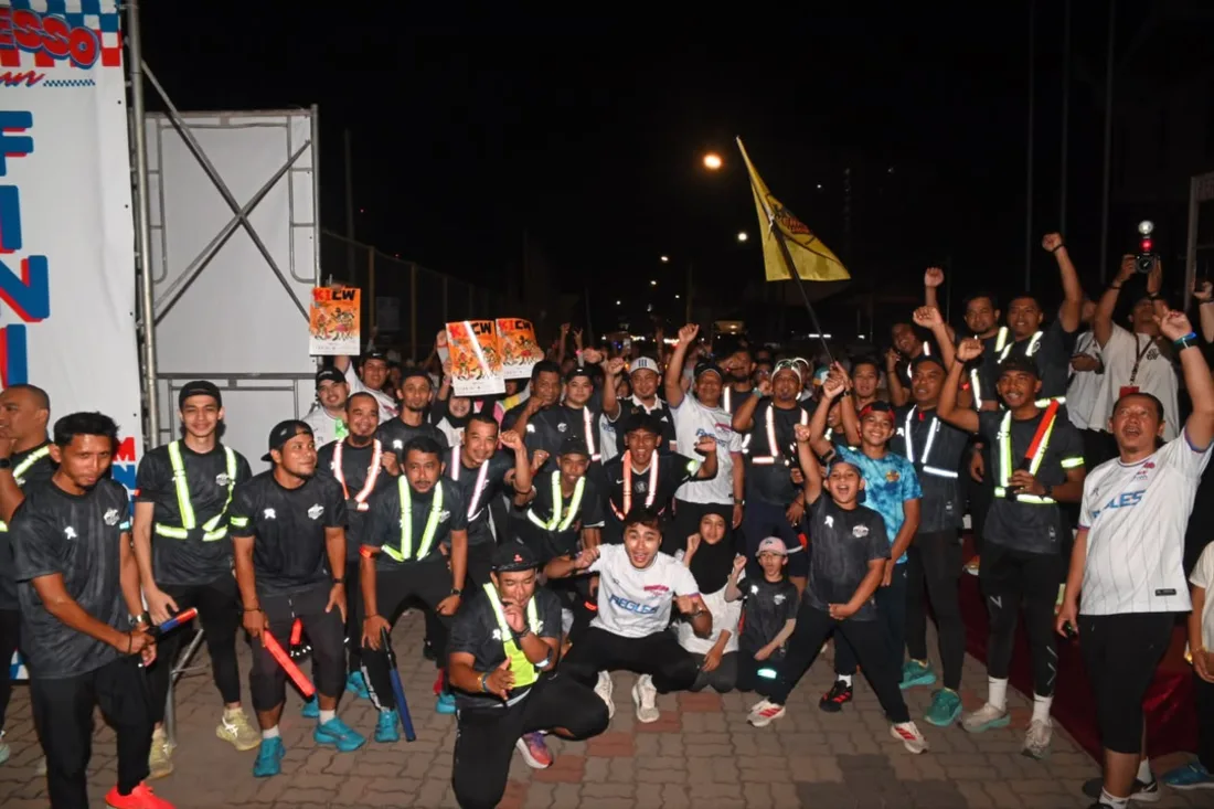 Foto kumpulan peserta bersama di garisan penamat