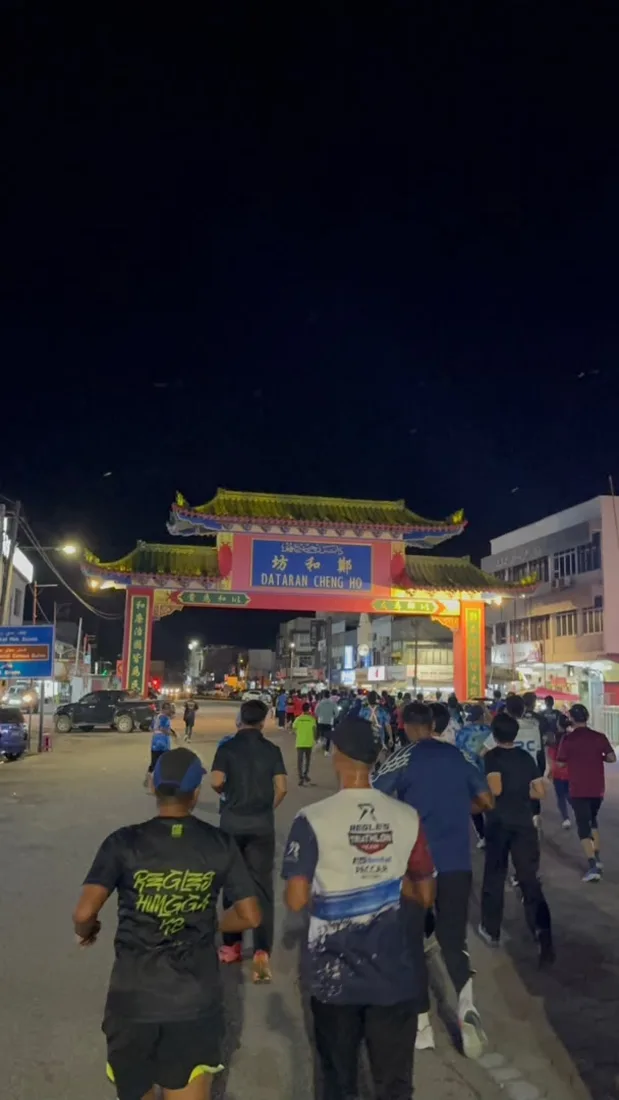 Peserta berlari melalui Dataran Cheng Ho, Kota Bharu