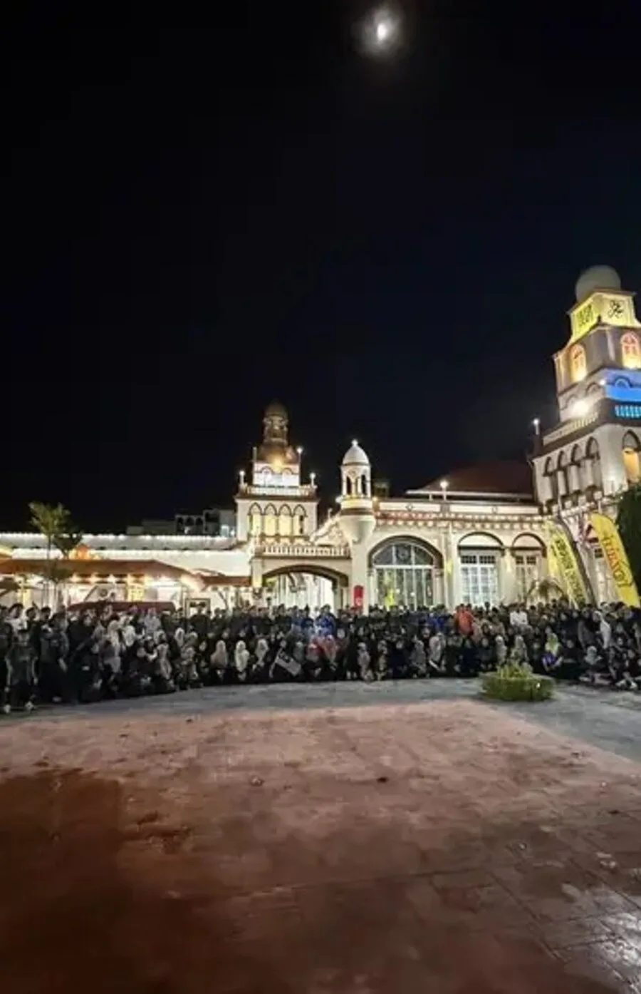 Peserta KB Kearong Runner berhimpun di Dataran Masjid Muhammadi selepas Isyak